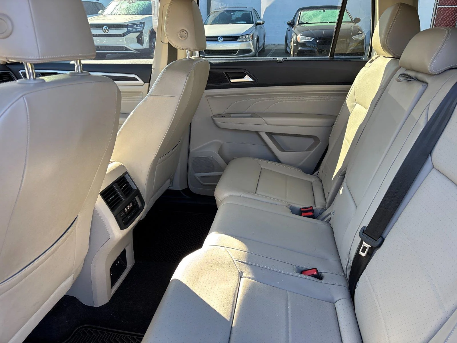 Used 2022 Pure White Volkswagen 3.6L V6 SE w/Technology image 31