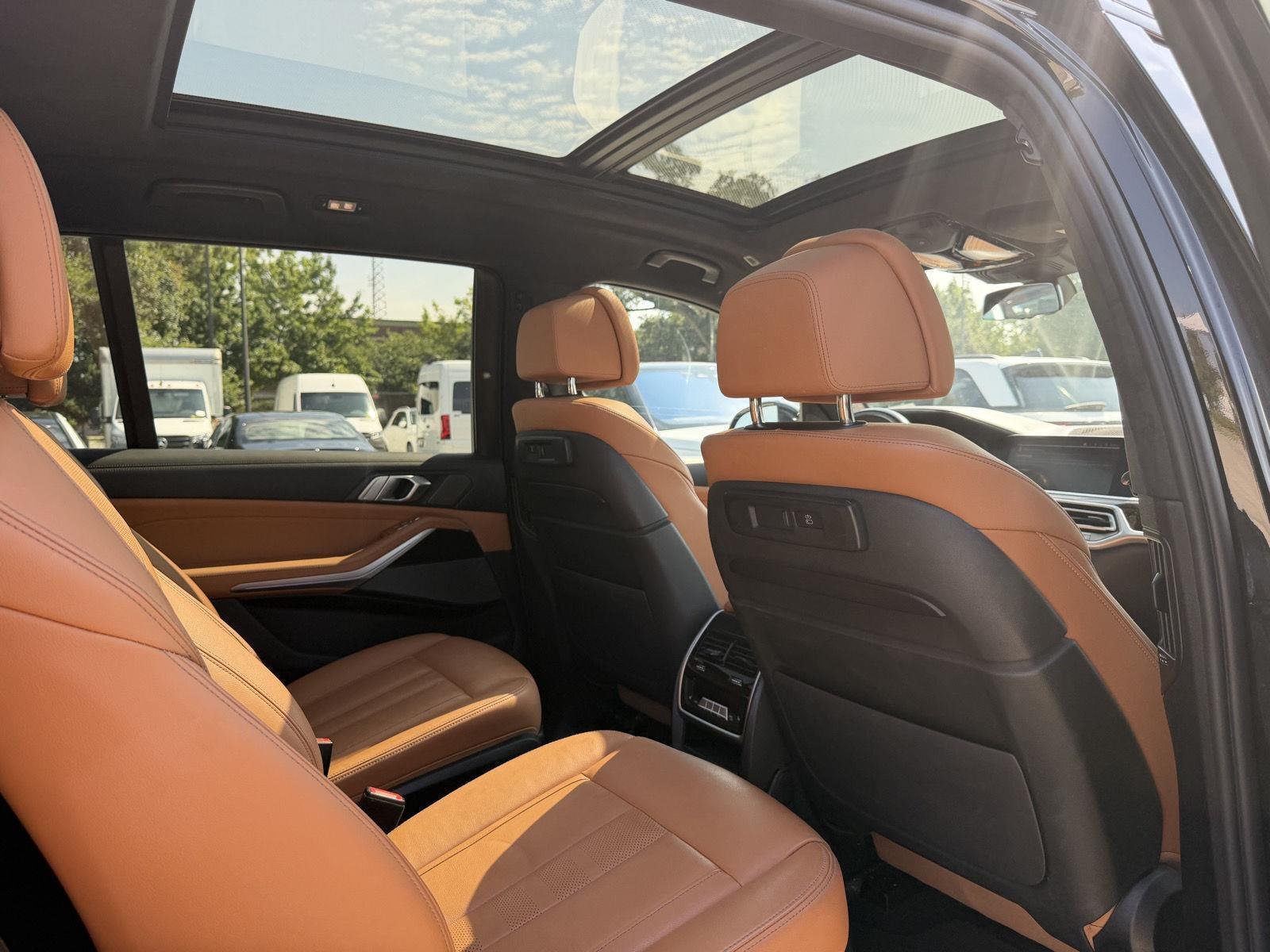 Used 2021 Black Sapphire Metallic BMW M50i image 31