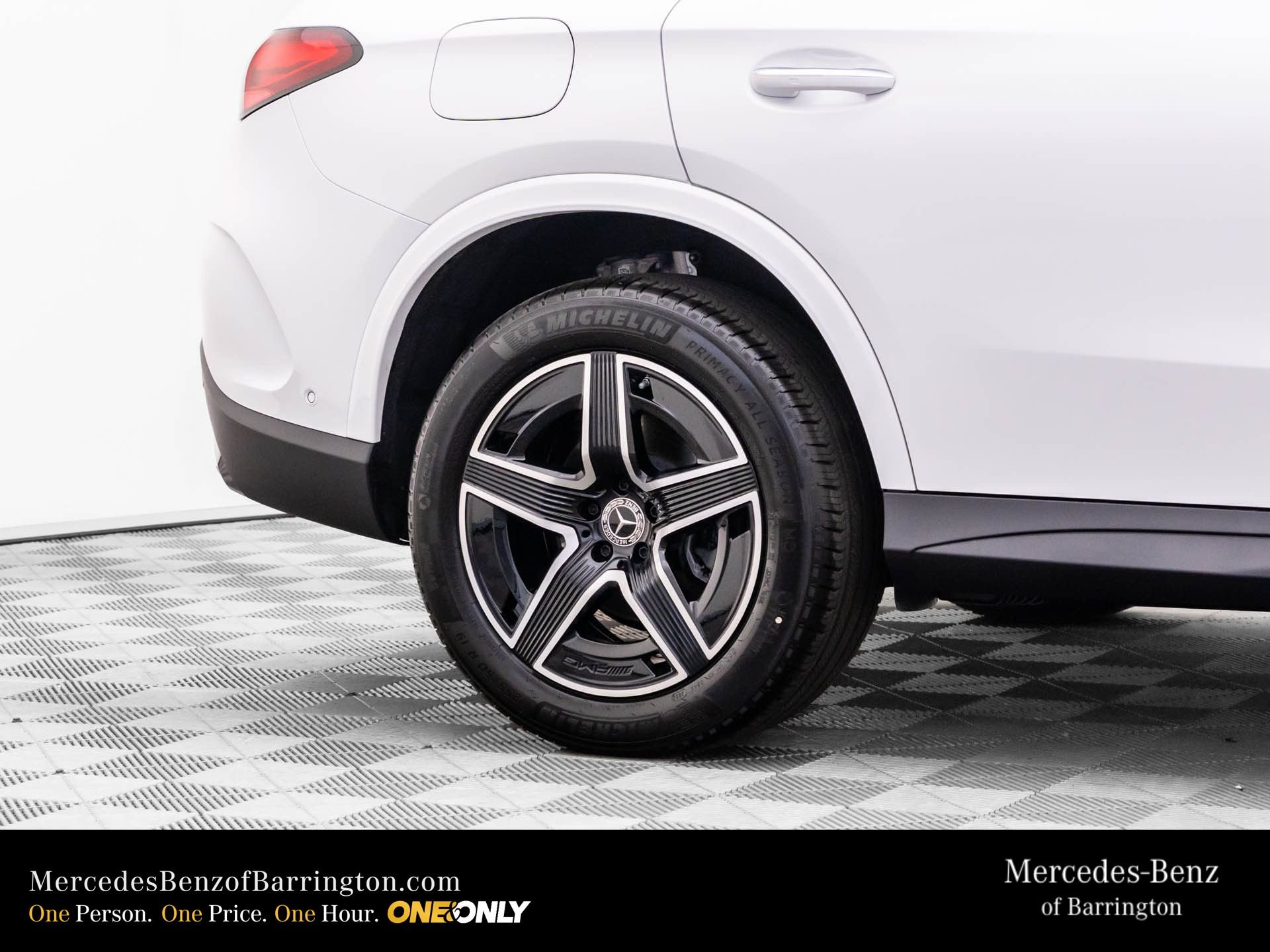 New 2026 MANUFAKTUR Moonlight White Metallic Mercedes-Benz GLC 300 image 39