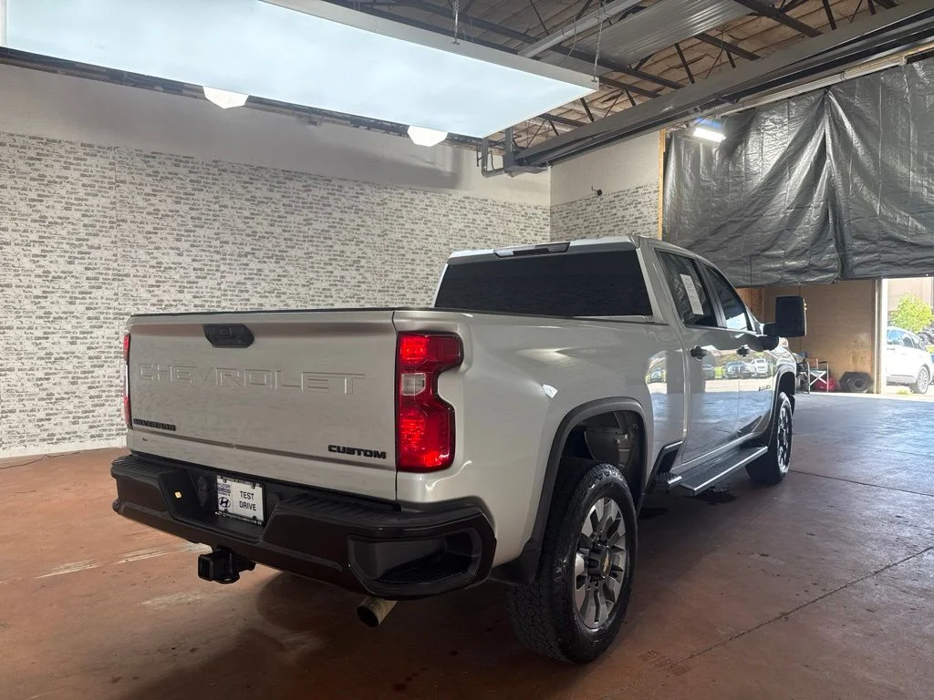 Used 2022 Silver Ice Metallic Chevrolet Custom image 7