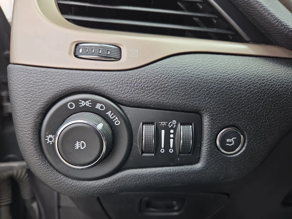 Used 2014 Gray Jeep Latitude image 26