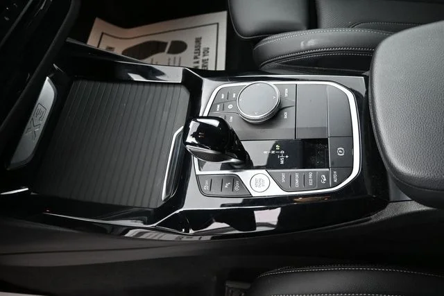 Used 2024  BMW xDrive30i image 13