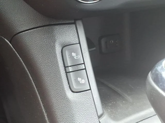 Used 2019 White GMC SLT-2 image 30