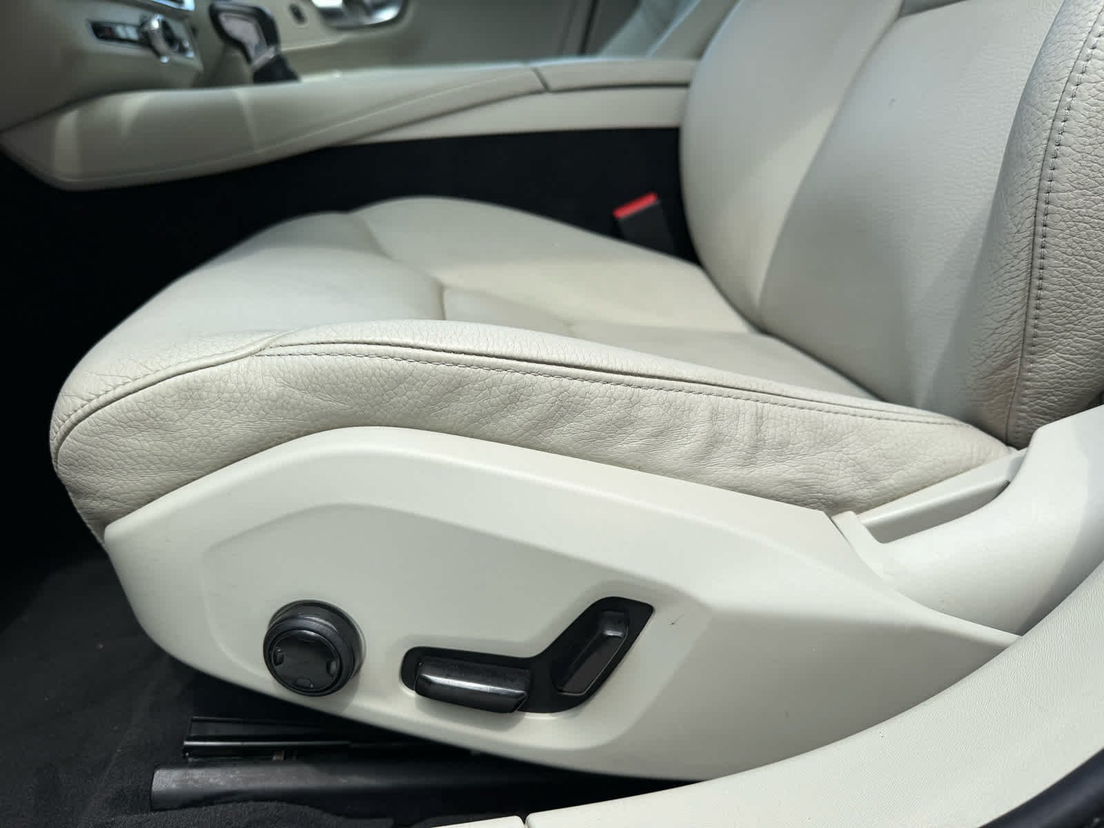 Used 2018 OSMIUM GRAY METALLIC Volvo Momentum image 13
