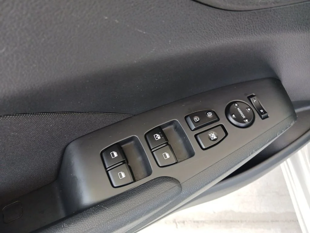Used 2022 Silver Hyundai SEL image 29