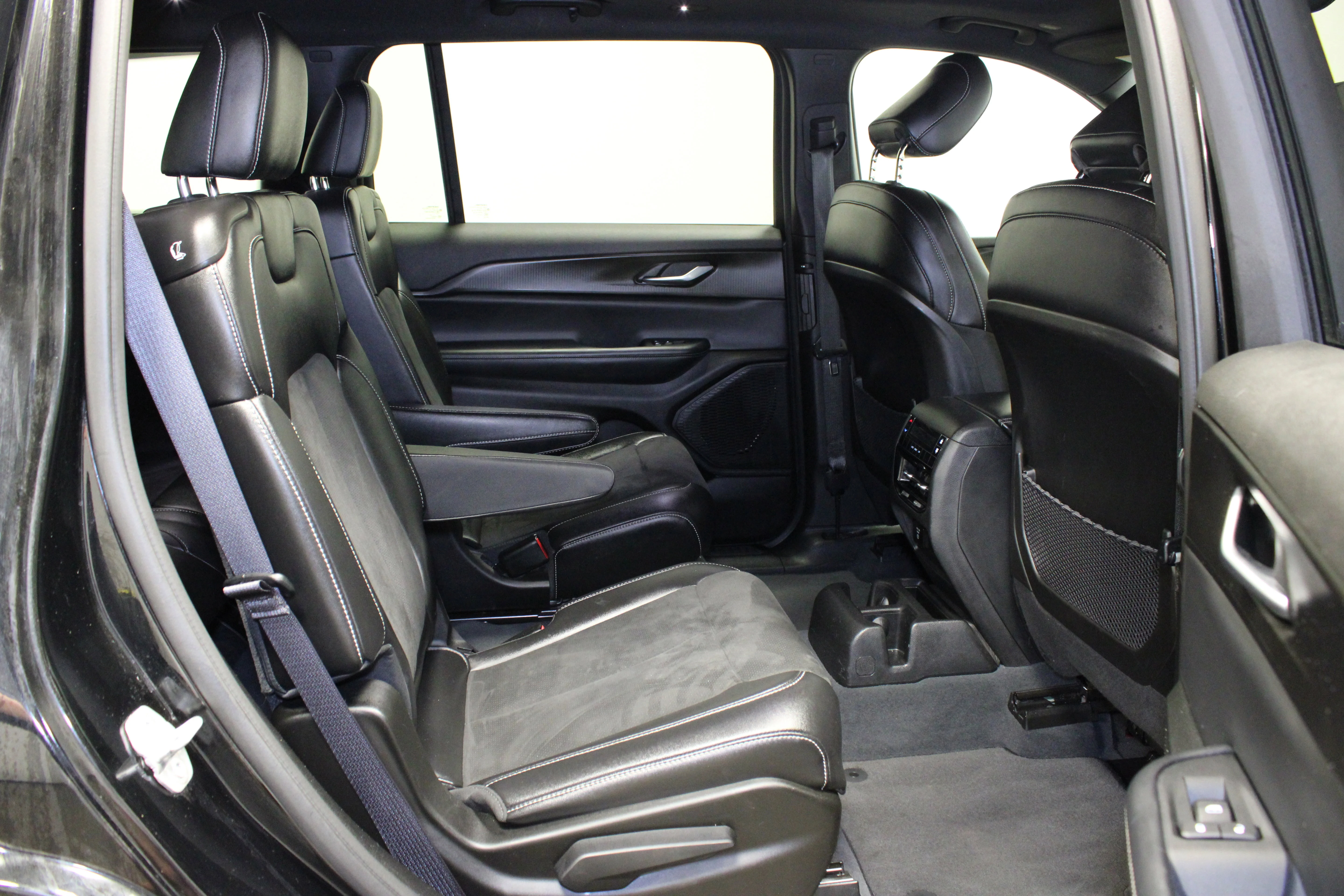 Used 2023 Diamond Black Crystal Pearlcoat Jeep Altitude image 16