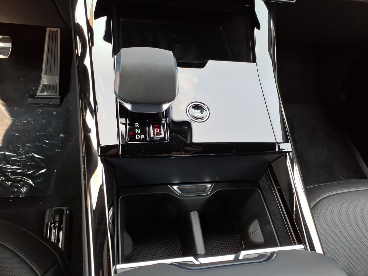 New 2026 Ostuni Pearl White LAND ROVER Dynamic SE image 16