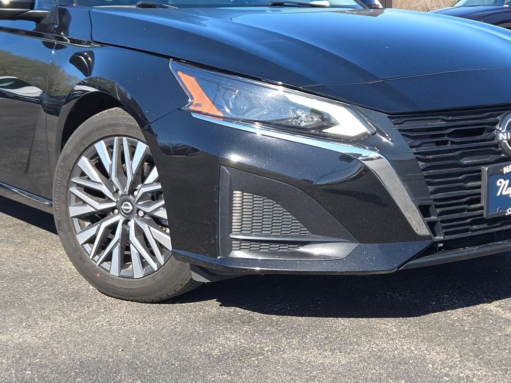Used 2024 Black Nissan 2.5 SV image 3