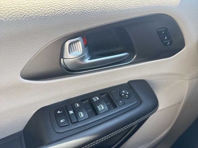 Used 2024 Bright White Clearcoat Chrysler Touring L image 29