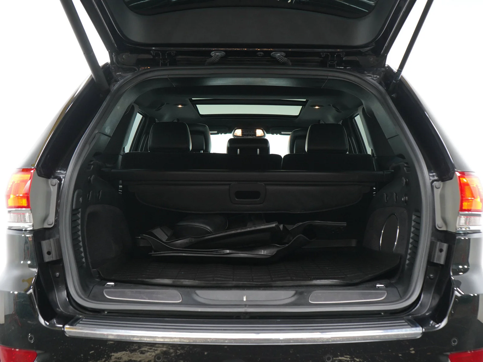 Used 2016 Brilliant Black Crystal Pearlcoat Jeep Overland image 17