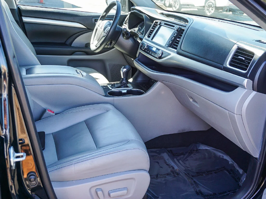 Used 2019 Black Toyota XLE image 12
