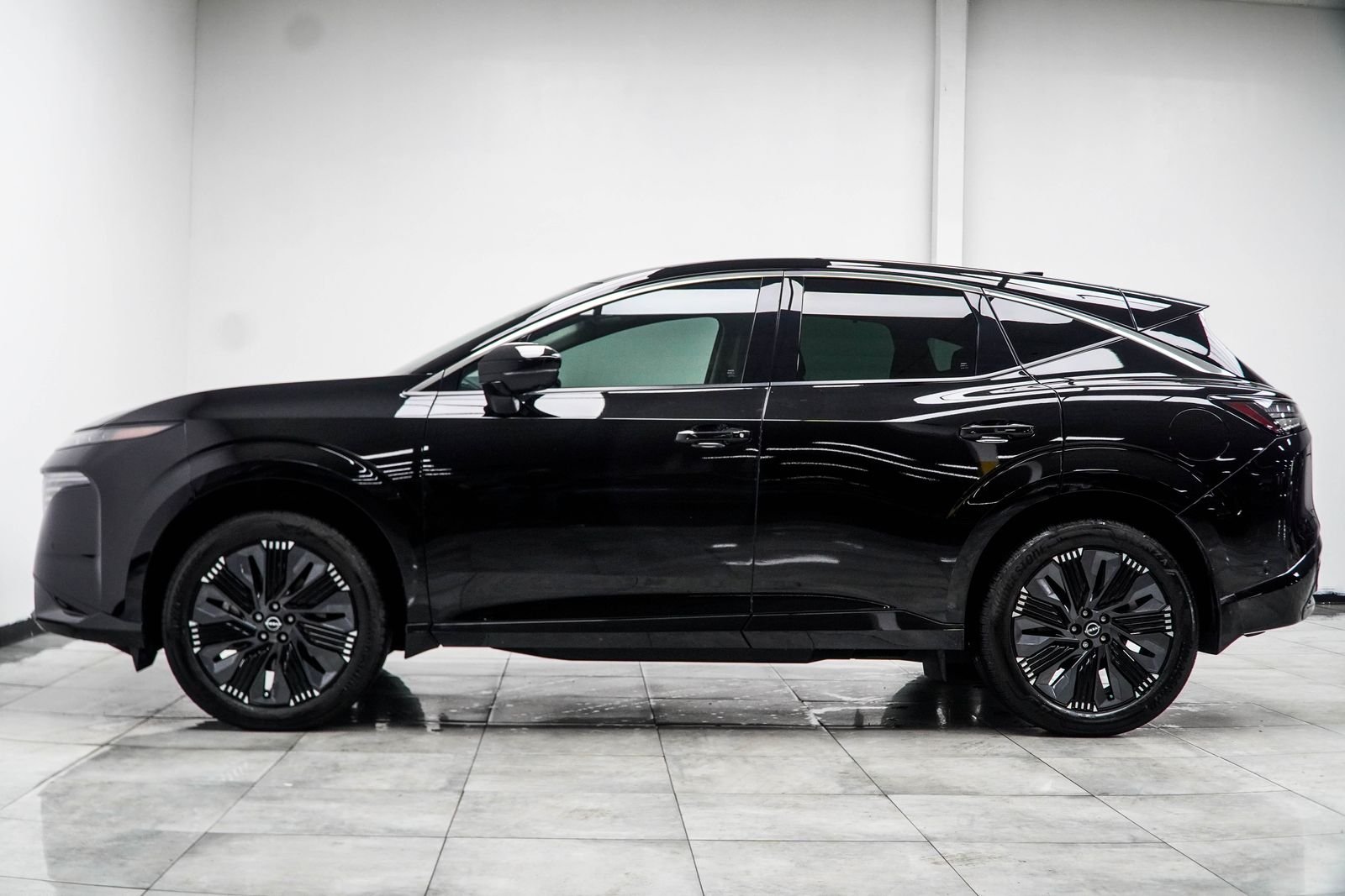 Used 2025 Black Nissan Platinum image 12
