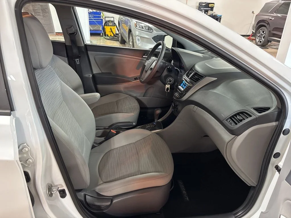 Used 2016 White Hyundai SE image 23