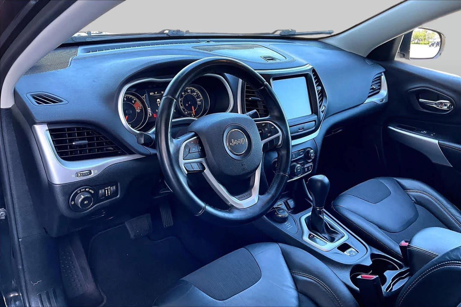 Used 2018 Diamond Black Crystal Pearlcoat Jeep Latitude Plus image 18