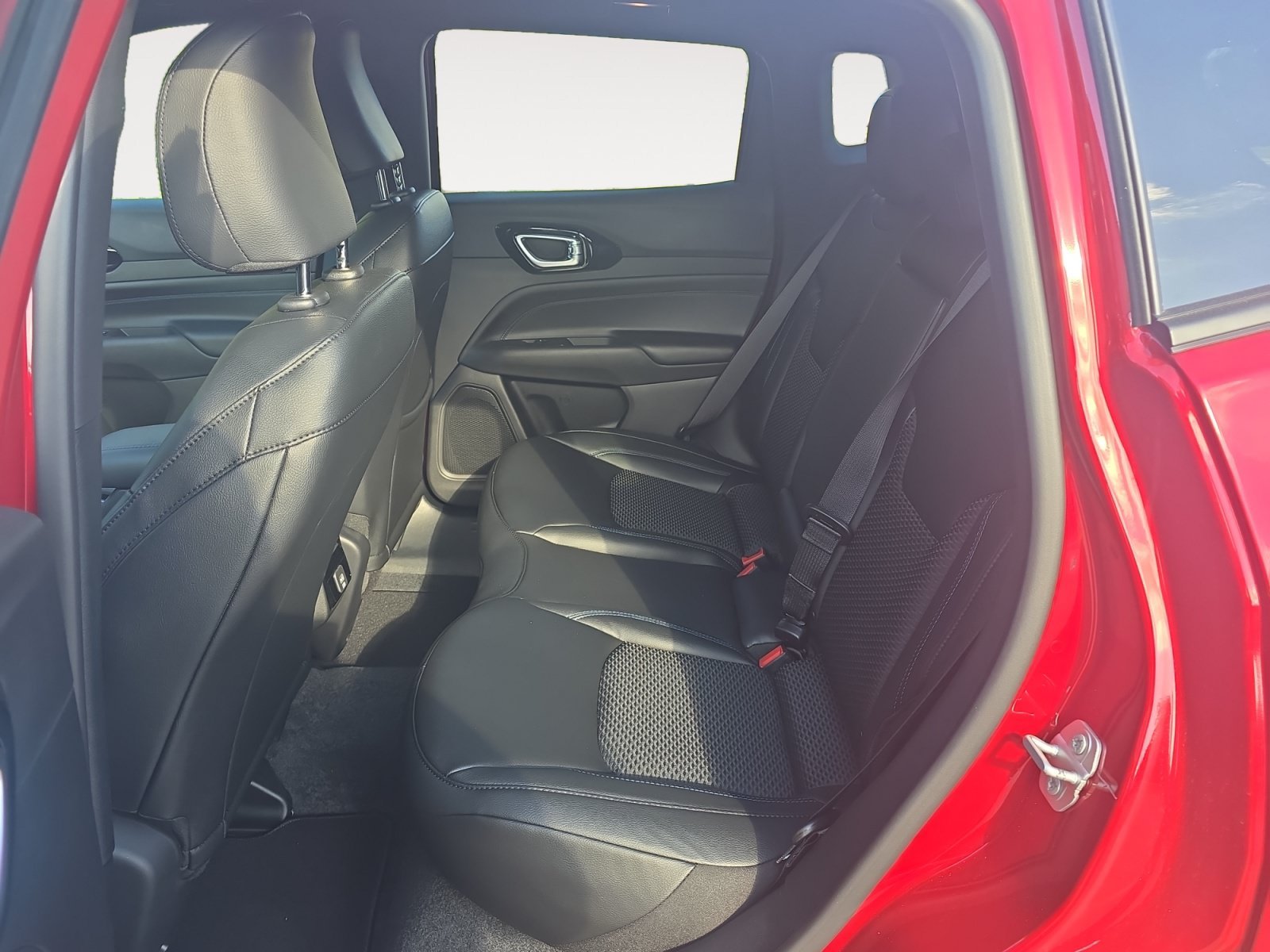 New 2026 Red Hot Pearlcoat Jeep Latitude Altitude image 22
