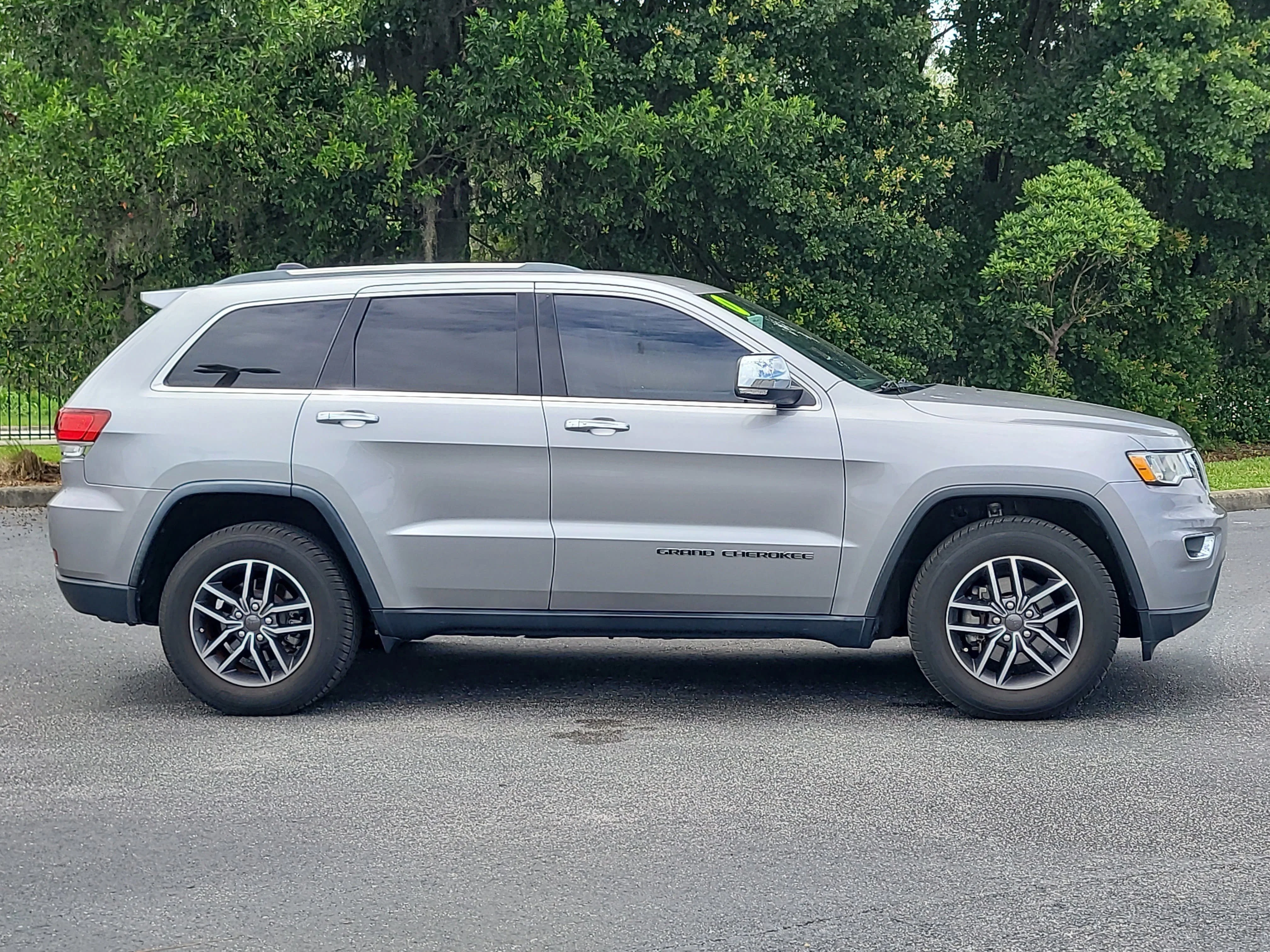 Used 2020 Billet Silver Metallic Clearcoat Jeep Limited image 7