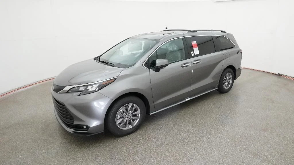 2026 Toyota Sienna XLE 7-Passenger Hybrid FWD's photo