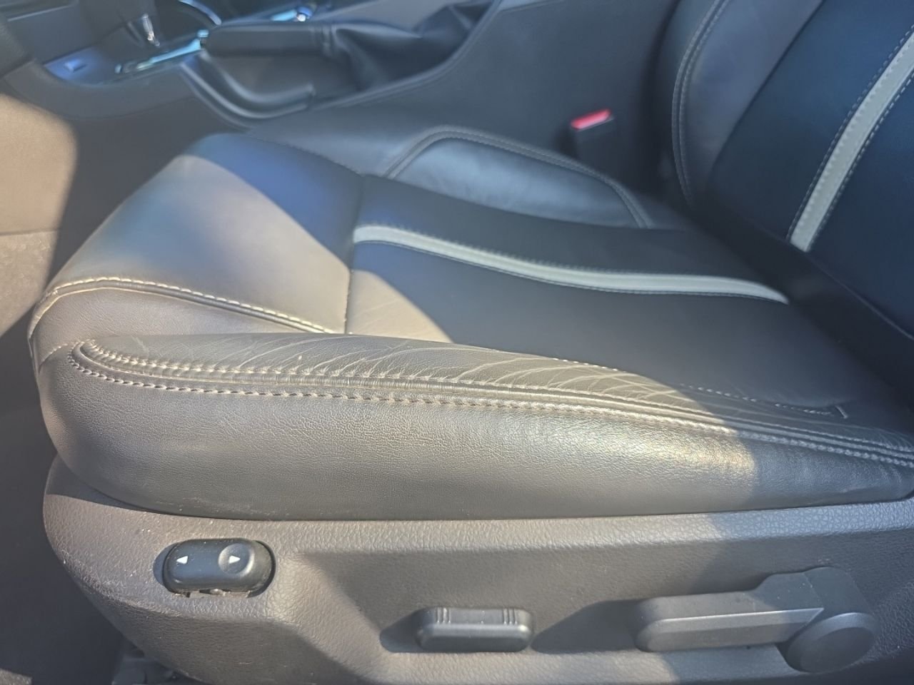 Used 2010  Ford GT Premium image 26