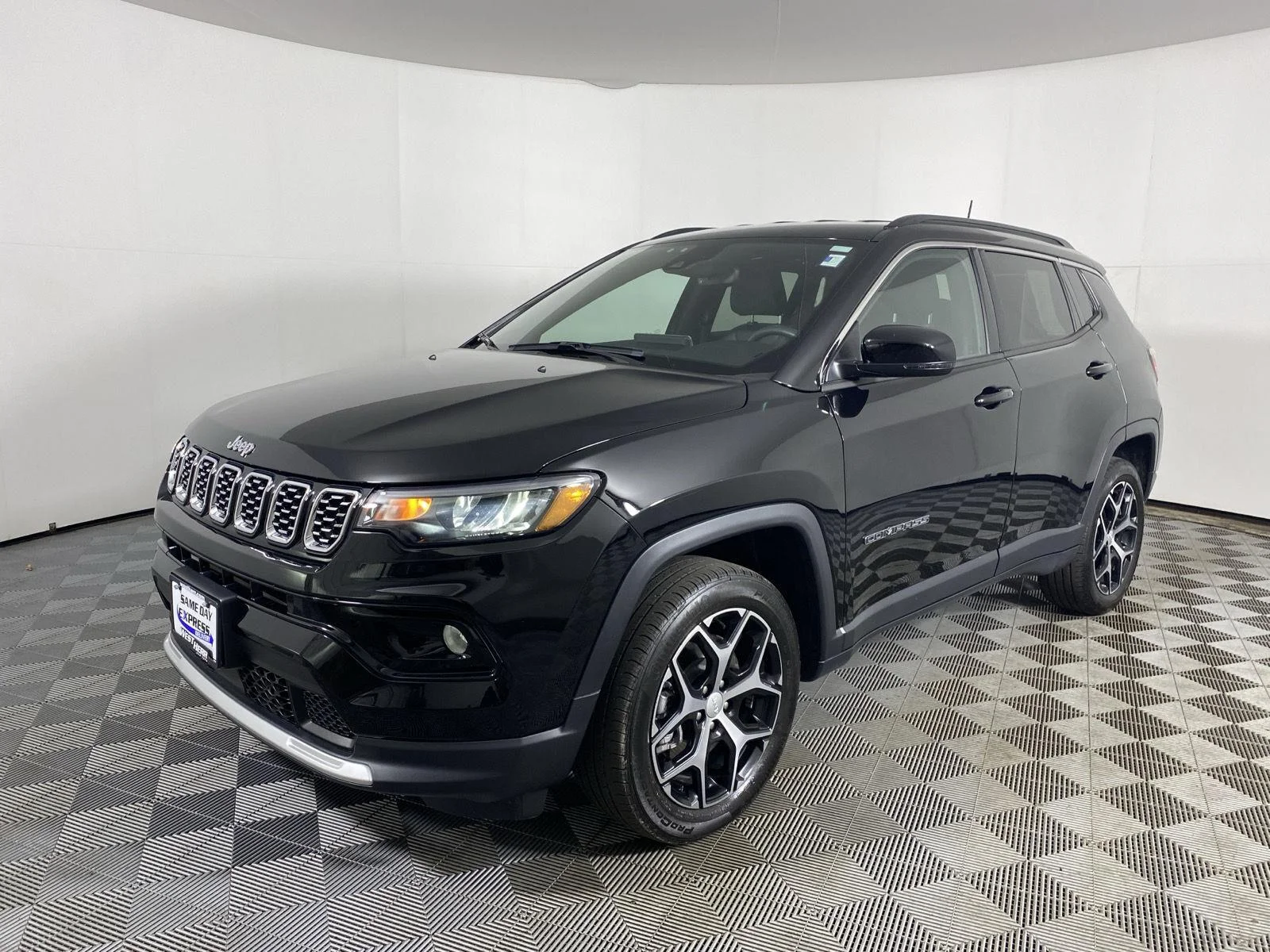Used 2024 Diamond Black Crystal Pearlcoat Jeep Limited image 7