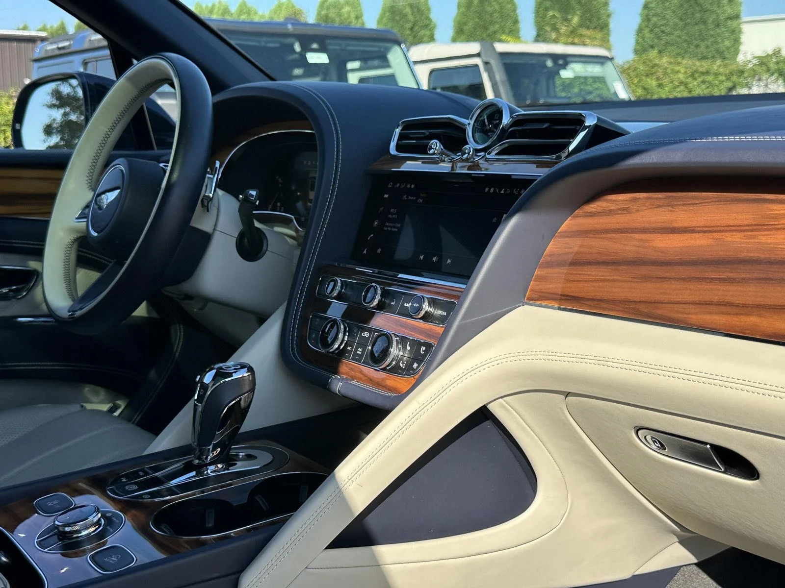 Used 2022 Dark Sapphire Bentley V8 image 19