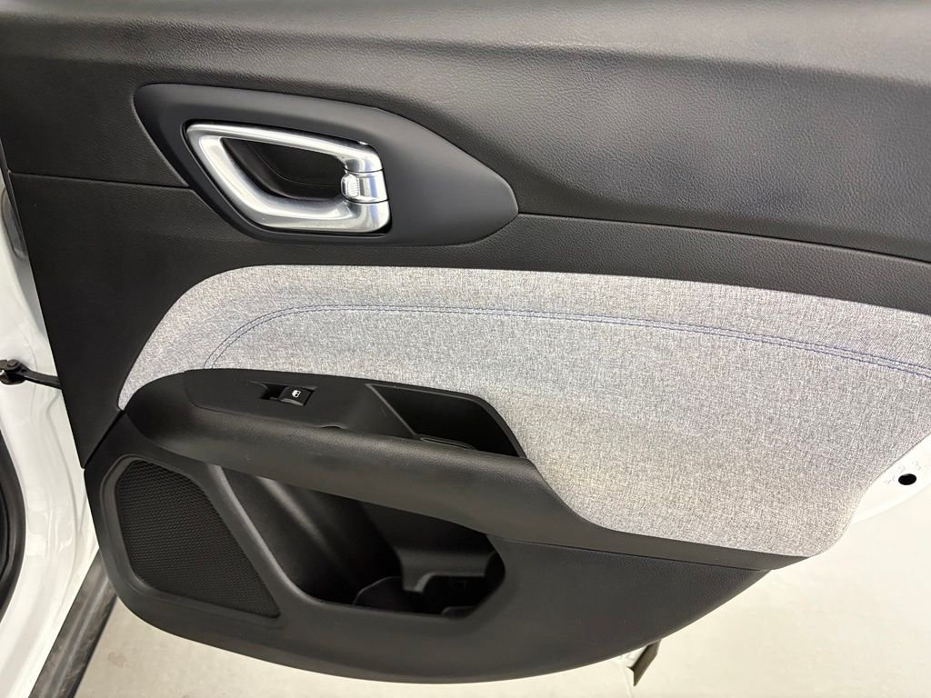 Used 2024 White Jeep Latitude image 37