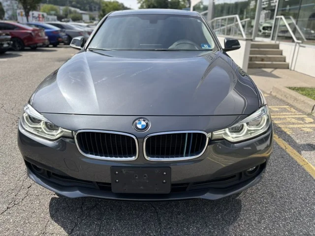 Used 2018 Mineral Gray Metallic BMW 320i xDrive image 4