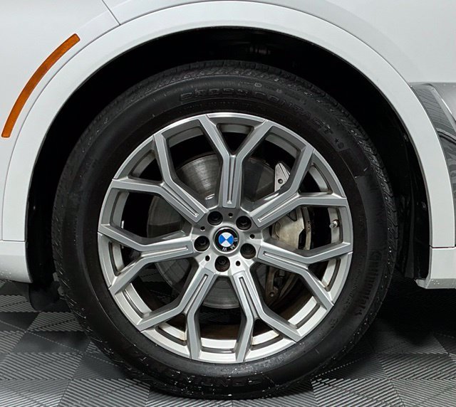 Used 2024 Mineral White Metallic BMW xDrive40i image 11