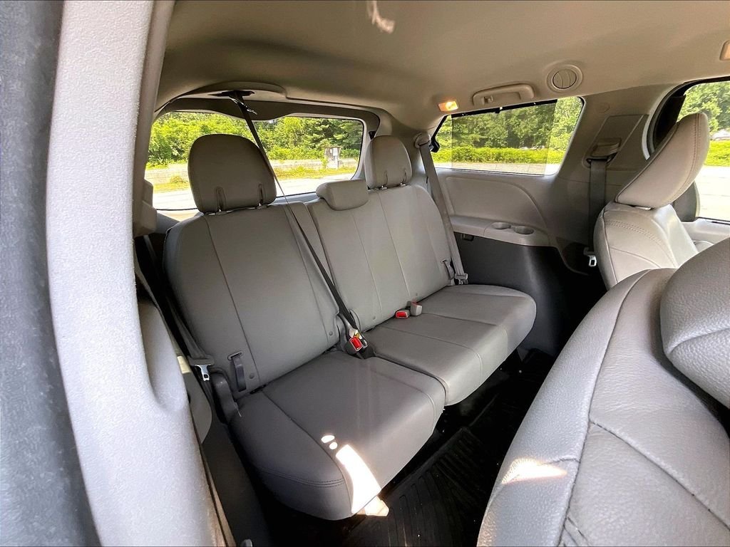 Used 2018 Beige Toyota XLE Premium image 17