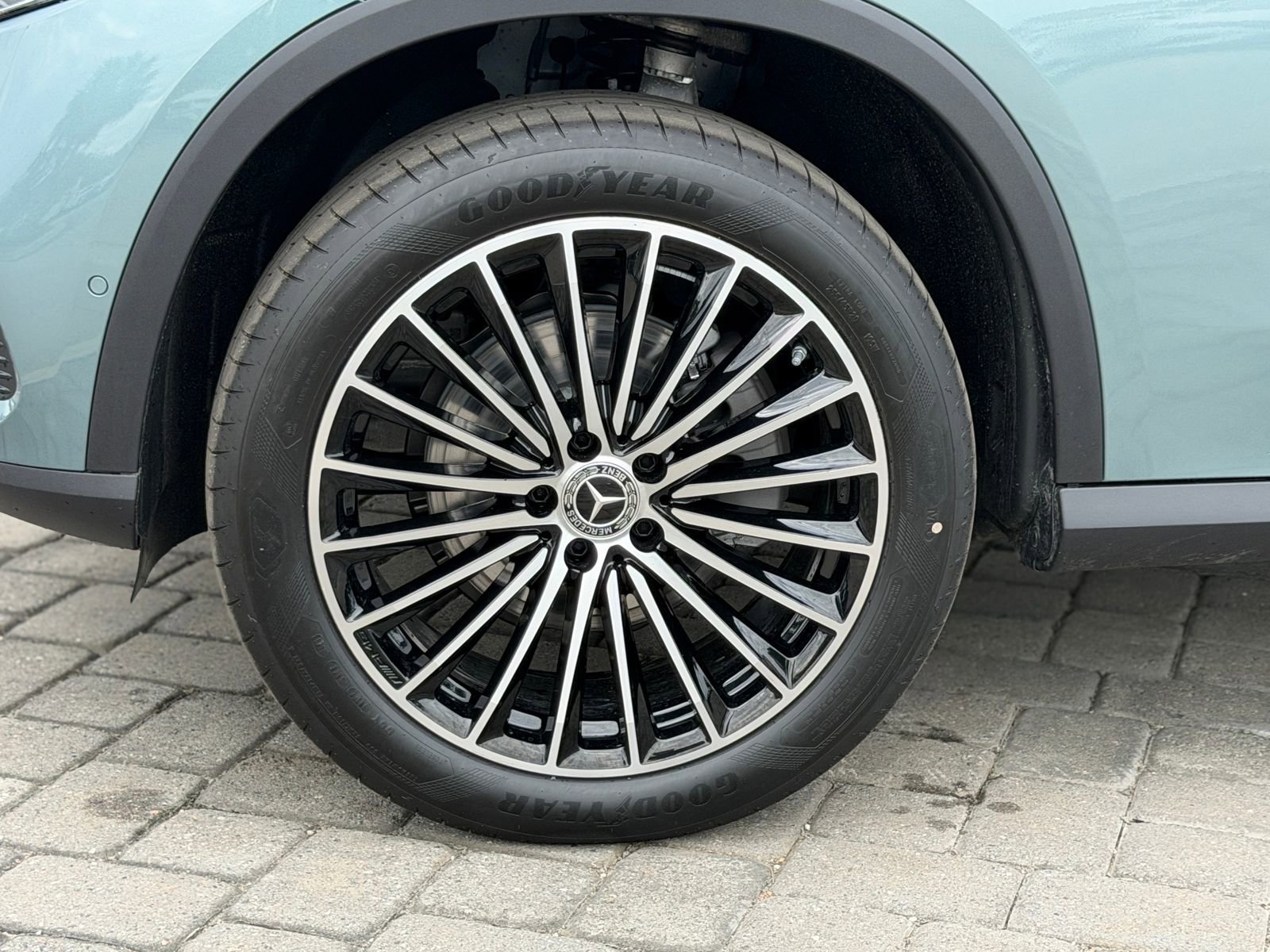 New 2026 Verde Silver Mercedes-Benz GLC 300 image 36