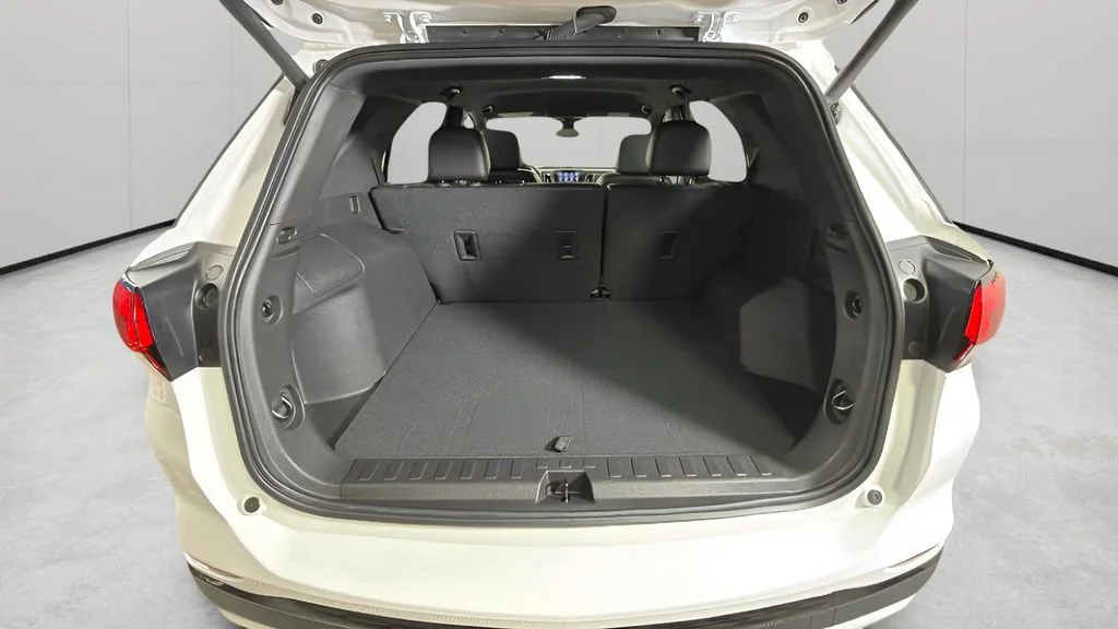 Used 2024 Summit White Chevrolet RS image 28
