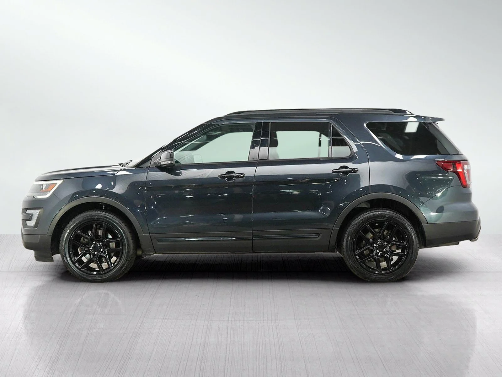 Used 2017 Quartz Metallic Ford Sport image 2