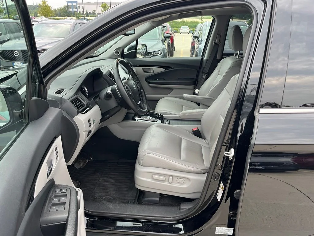 Used 2017  Honda Touring image 11
