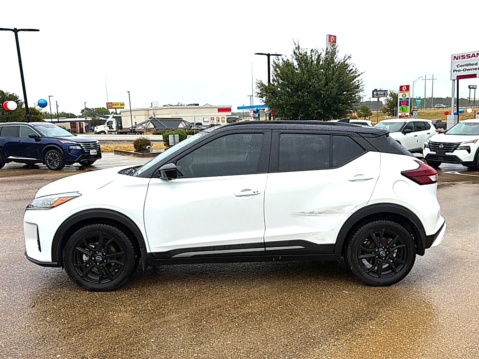 Used 2023 Aspen White Tricoat/Super Black Nissan SR Xtronic CVT image 2