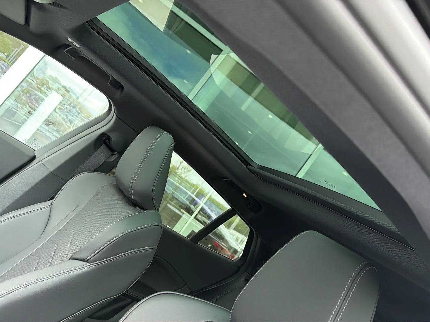 New 2026 Black Sapphire Metallic BMW xDrive28i image 31