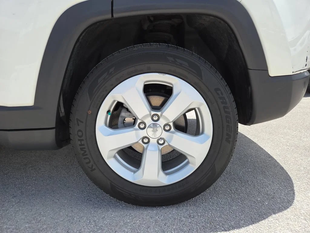 Used 2019 White Clearcoat Jeep Latitude image 21