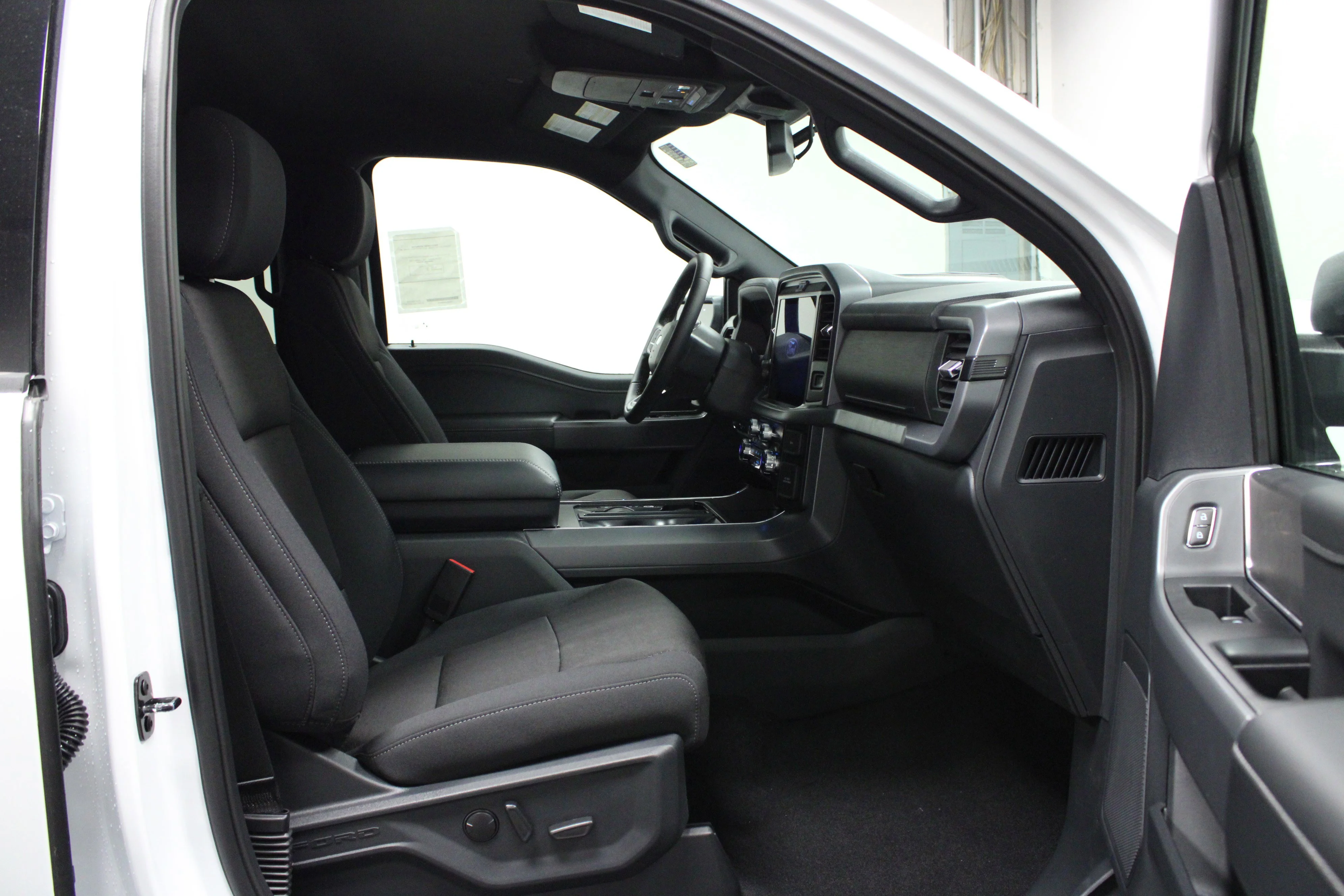 New 2026 Oxford White Ford XLT image 16
