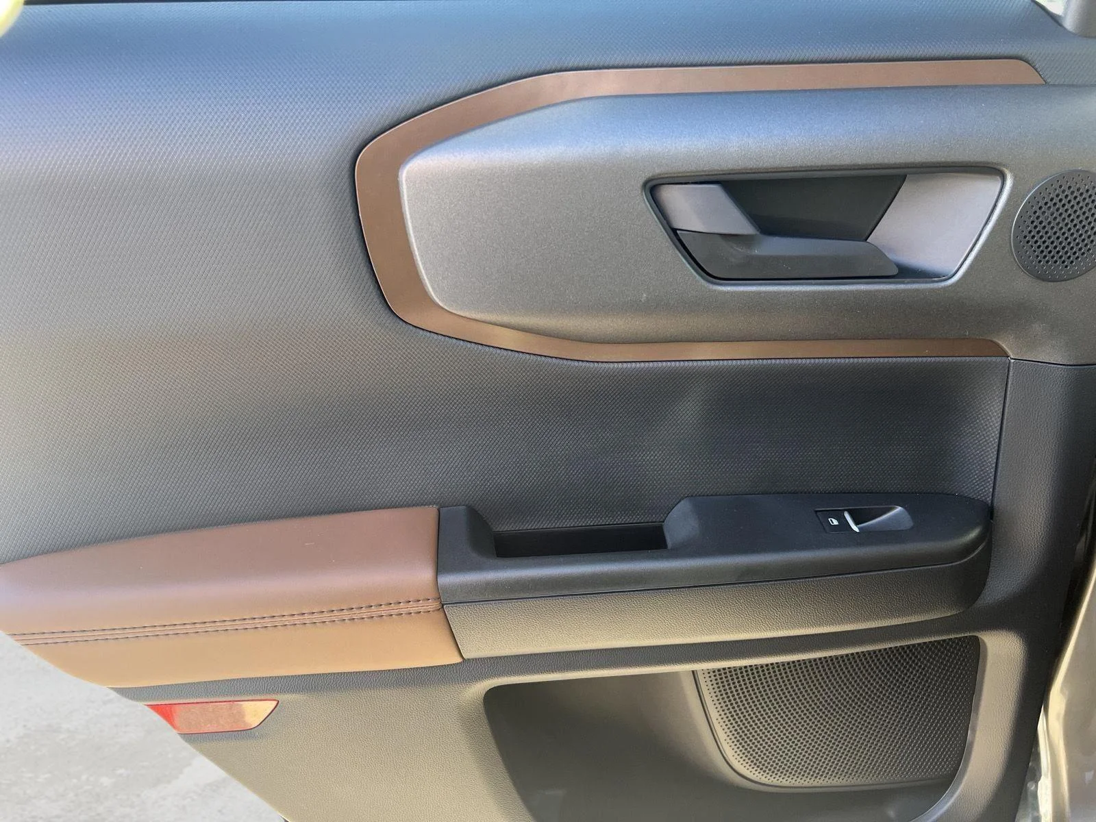 Used 2025 CARBONIZED GRAY METALLIC Ford Outer Banks image 6