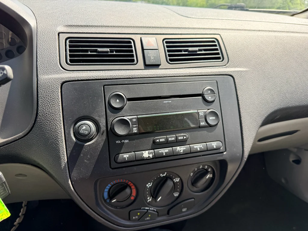 Used 2006 Infra-Red Clearcoat Ford SE image 26