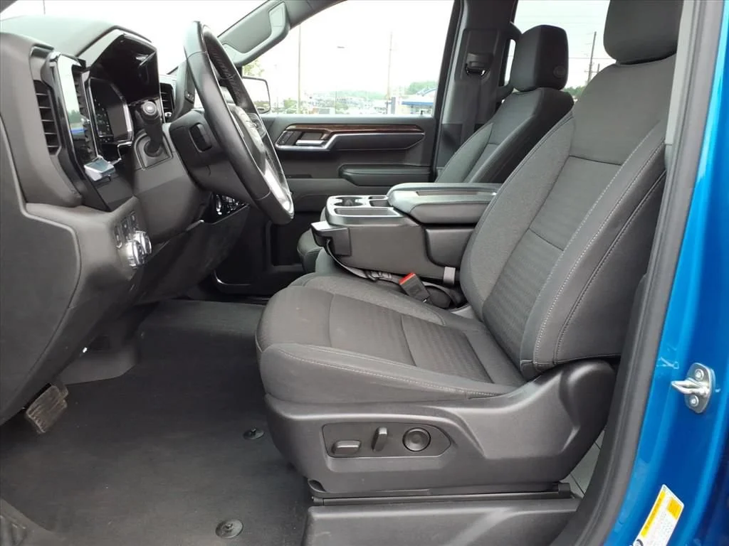 Used 2023 DYNAMIC BLUE METALLIC GMC Elevation image 3