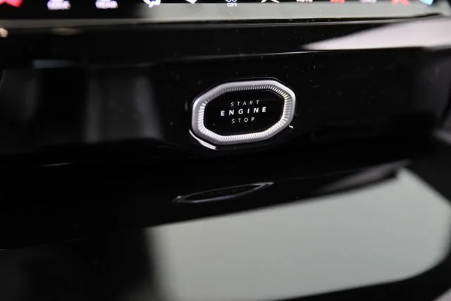 New 2026 Diamond Black Crystal Pearl-Coat Exterior Paint Jeep Altitude image 10