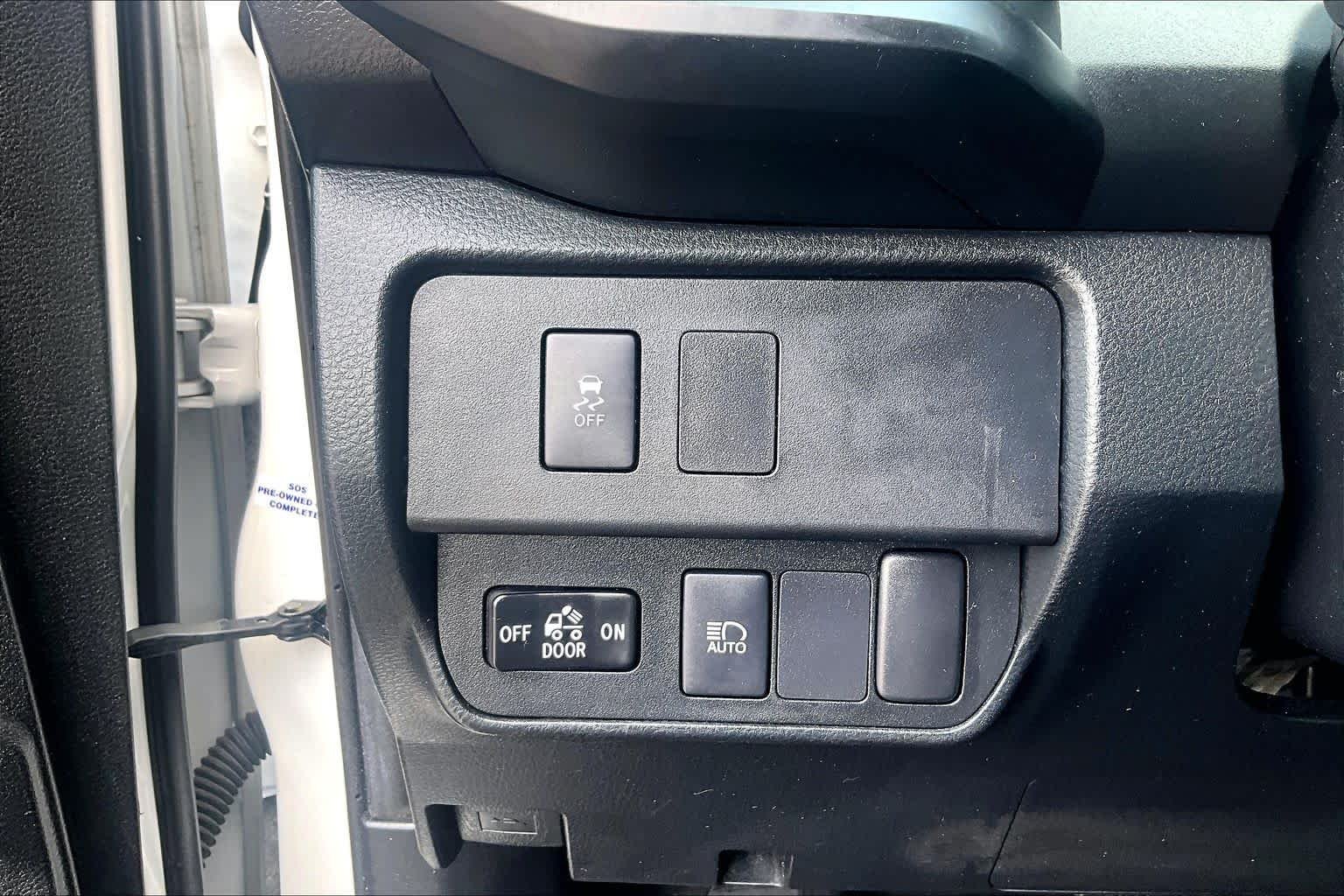 Used 2022 White Toyota SR image 32