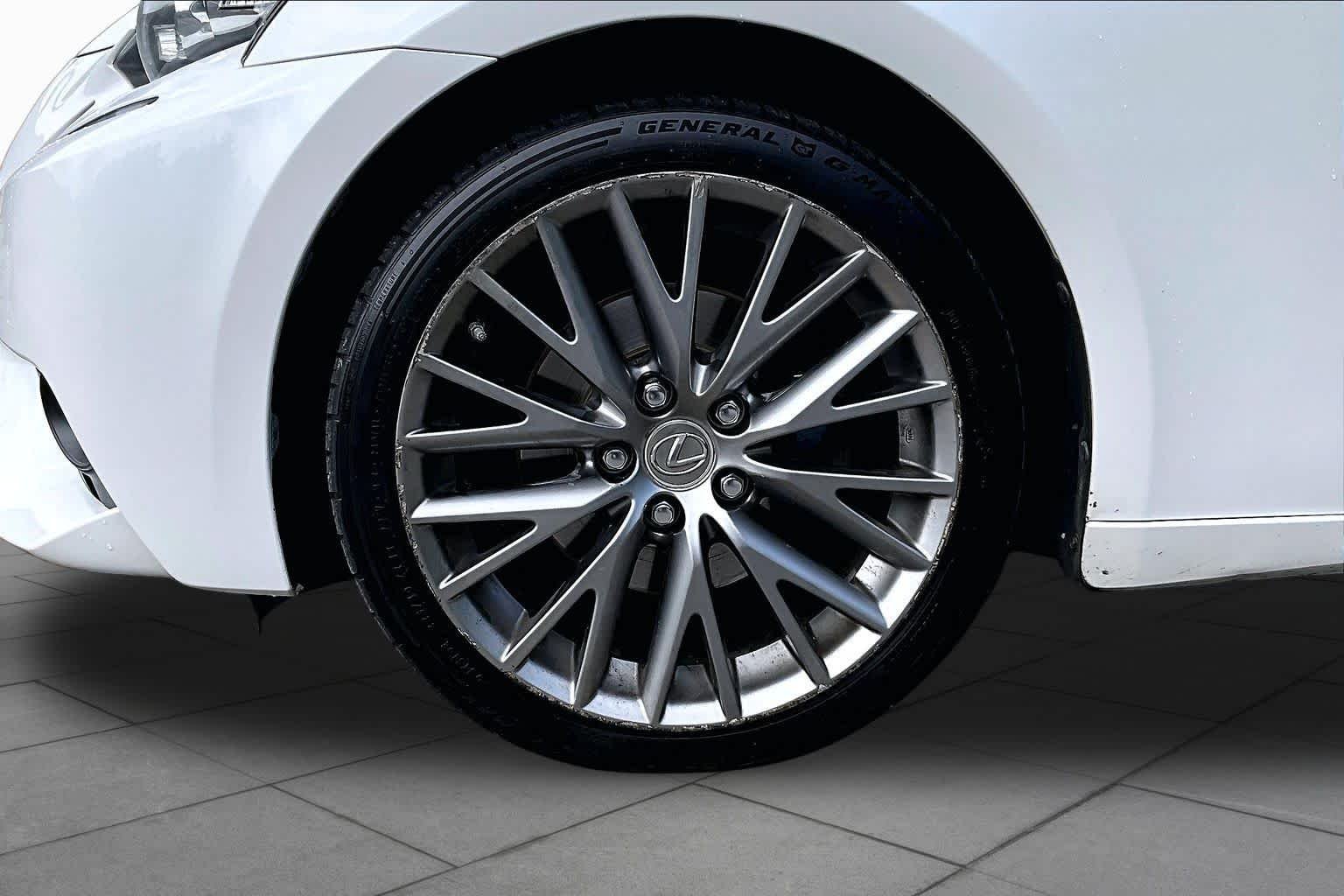 Used 2014 Starfire Pearl Lexus  image 11