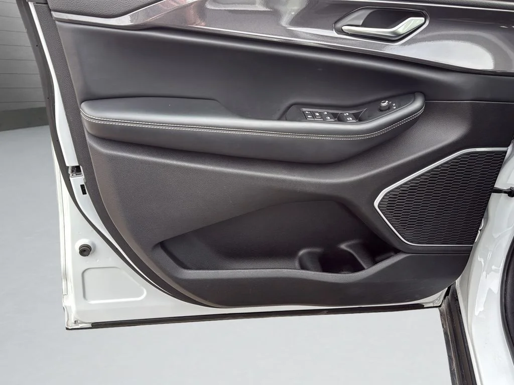 Used 2021 White Jeep Altitude image 11