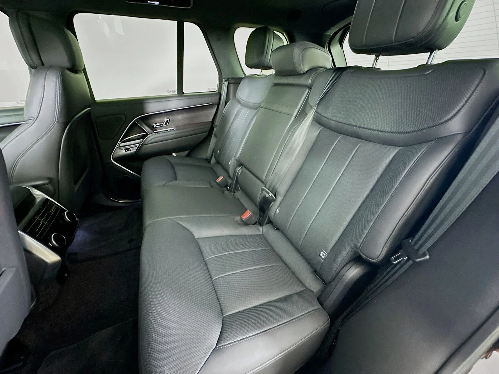 Used 2024  Land Rover  image 34
