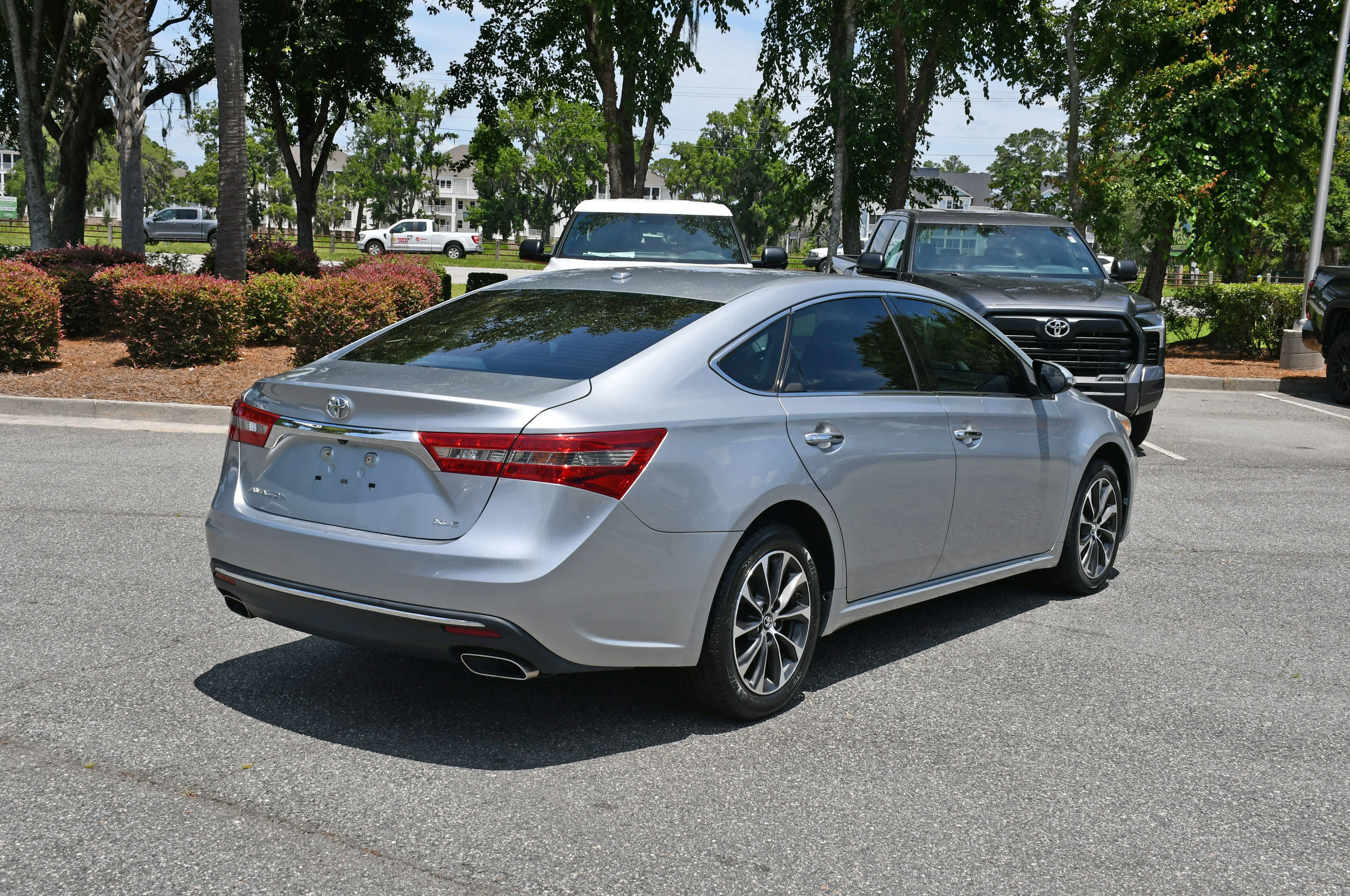 Used 2018 Silver Toyota XLE image 4