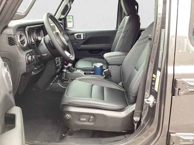New 2026 Crystal Metallic Jeep 4-DOOR SAHARA image 10