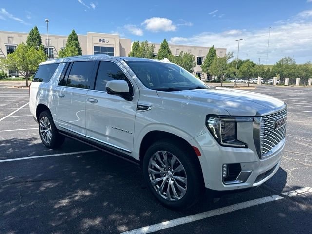 Used 2023 White GMC Denali image 3