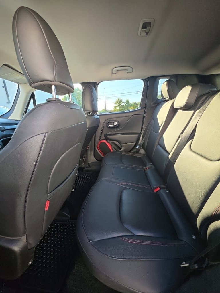 Used 2018 White Jeep Trailhawk image 17
