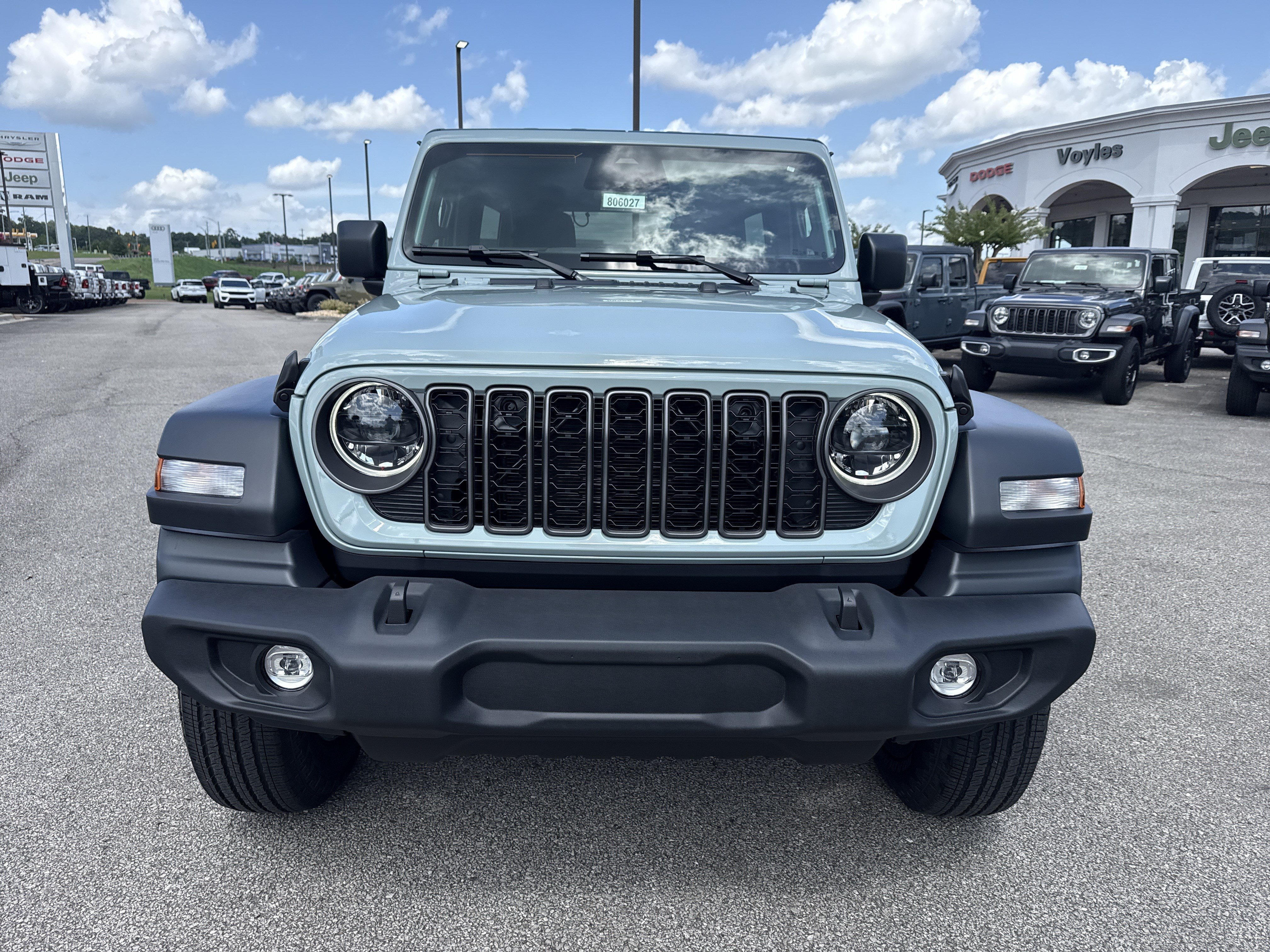 New 2026 Earl Clearcoat Jeep Sport S image 2