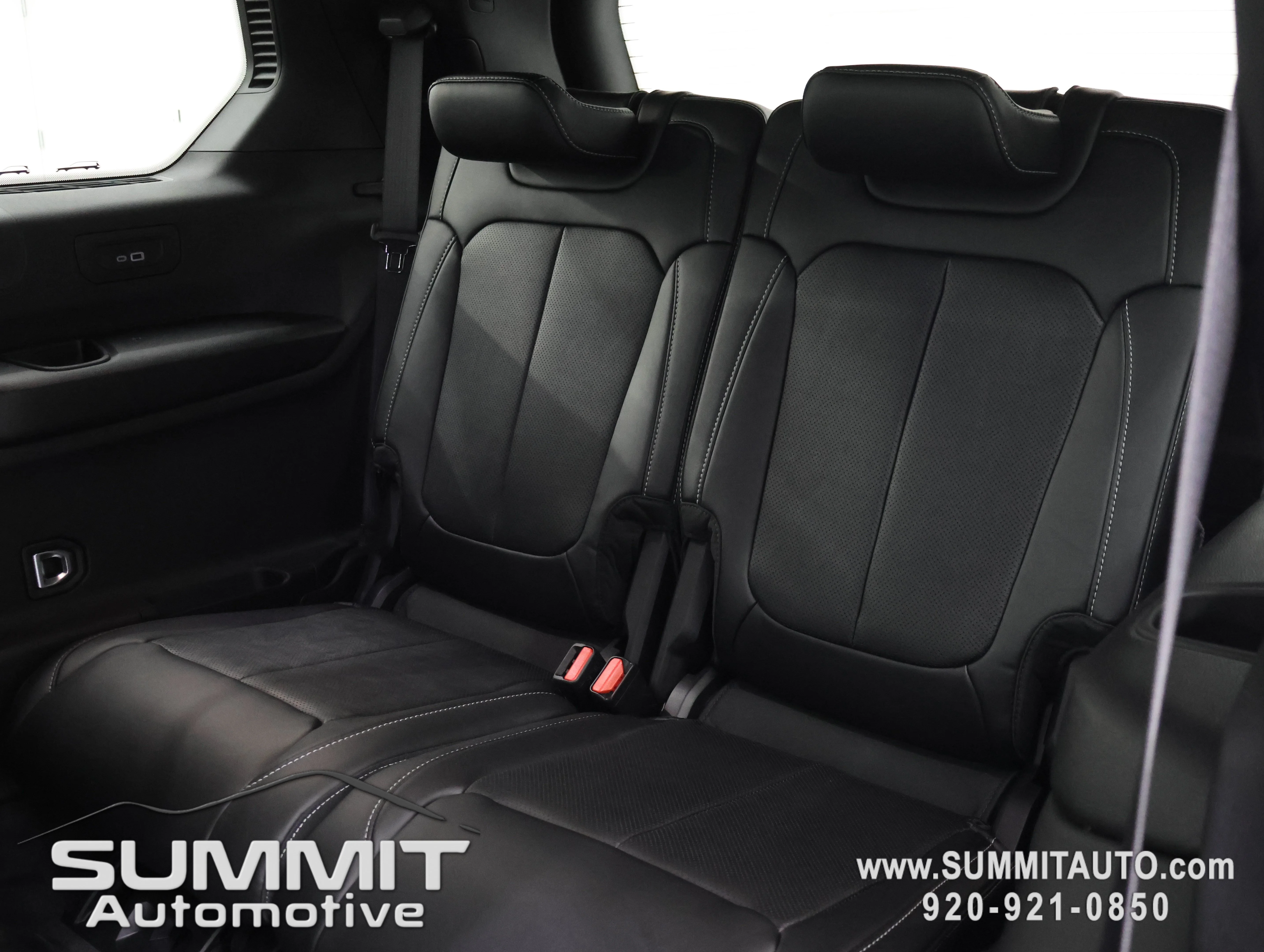 New 2026 Diamond Black Crystal Pearl-Coat Exterior Paint Jeep Limited Reserve image 10